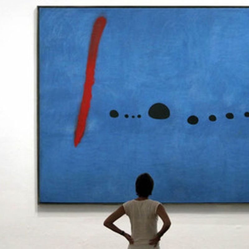 Una mujer contempla la obra de Joan Miro "Azul II"
